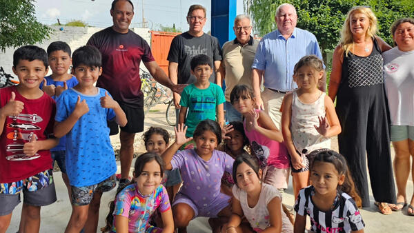 El senador Rodrigo Borla junto a funcionarios provinciales y autoridades locales recorren la Escuela de Verano en la ciudad de San Justo.