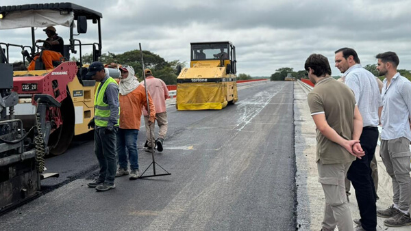 Intendente Marega recorriendo la obra del Puente El Pindó durante los trabajos finales de infraestructura vial