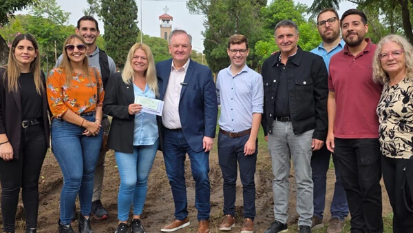 Michlig entregando aporte a la intendente Alejandra Dupouy para equipamiento municipal en Ceres