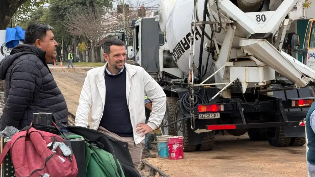 Gonzalo Braidot supervisando trabajos de hormigonado sobre calle 18 en Avellaneda